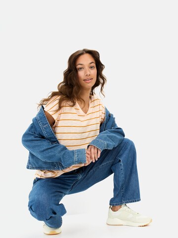 CAMEL ACTIVE T-Shirt mit V-Ausschnitt und Streifenmuster in Beige