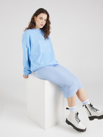 Sweat-shirt 'June' florence by mills exclusive for ABOUT YOU en bleu