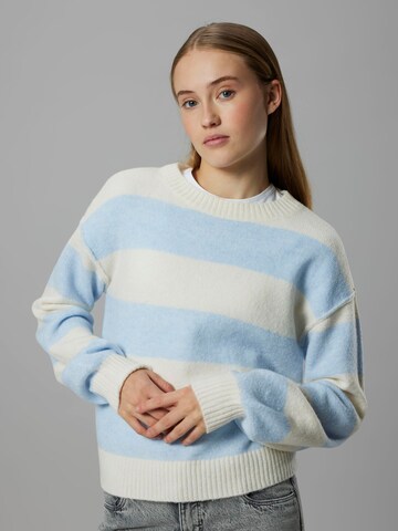LMTD Sweater in Blue: front