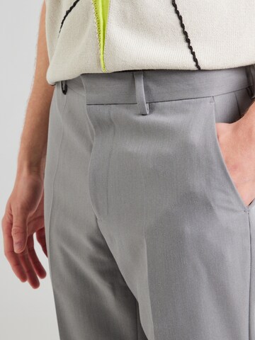 Slimfit Pantaloni con piega frontale di TOPMAN in grigio