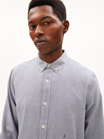 Coupe regular Chemise 'QUAASA' ARMEDANGELS en bleu