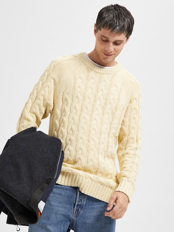 SELECTED HOMME Sweater 'BILL' in Yellow