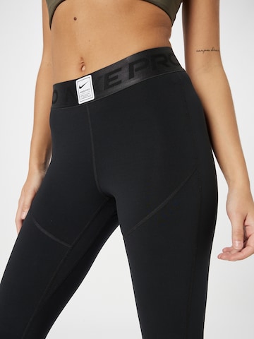 NIKE Skinny Sporthose in Schwarz