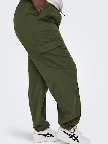 Tapered Pantaloni cargo di ONLY Carmakoma in verde