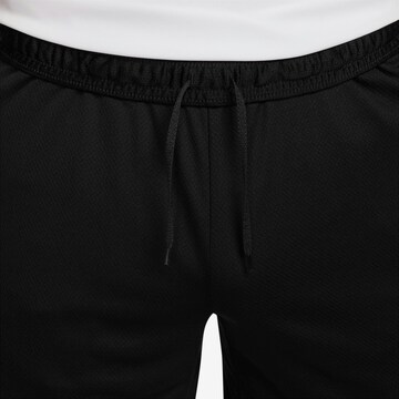 NIKE Regular Sportshorts 'Strike' in Schwarz