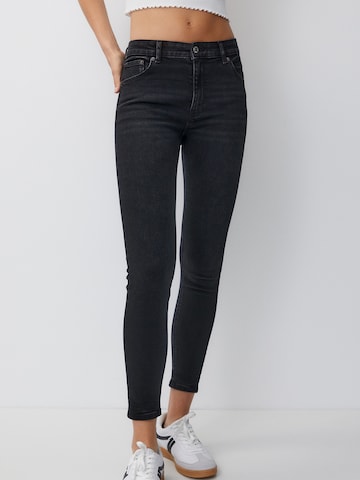 Skinny Jeans de la Pull&Bear pe negru: față