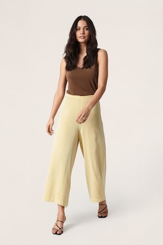 SOAKED IN LUXURY Wide leg Broek 'Vivek' in Geel