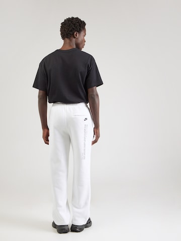 Regular Pantalon 'CLUB' Nike Sportswear en blanc