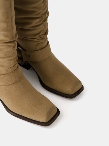 Bershka Stiefel in Beige