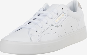 ADIDAS ORIGINALS Låg sneaker 'Sleek' i vit: framsida