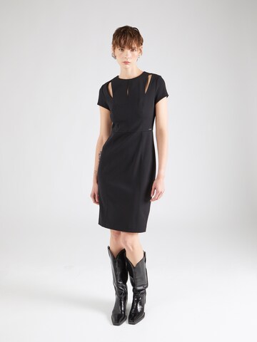 Rochie de la Calvin Klein pe negru: față