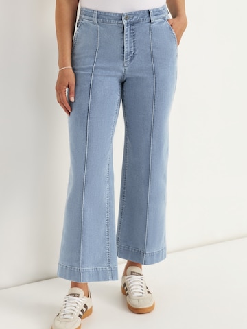 Cellbes of Sweden Bootcut Breite Knöcheljeans mit genähten Bügelfalten in Blau: Vorderseite