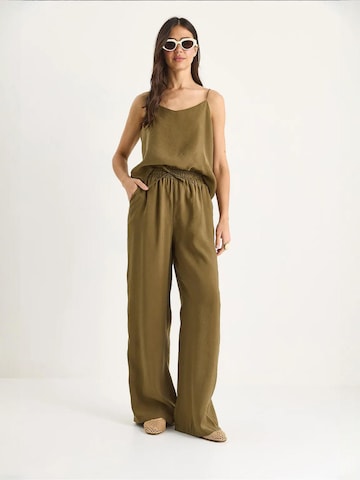 Completo pantalone di Bianco Lucci in verde: frontale