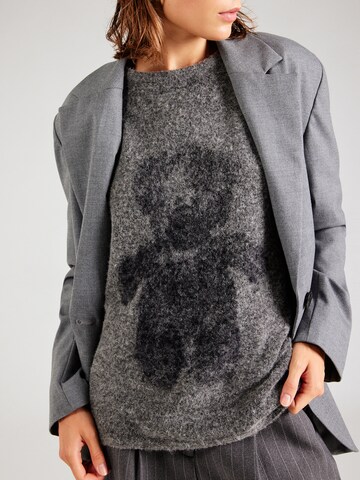 Grace Pullover 'Big BEAR' in Grau