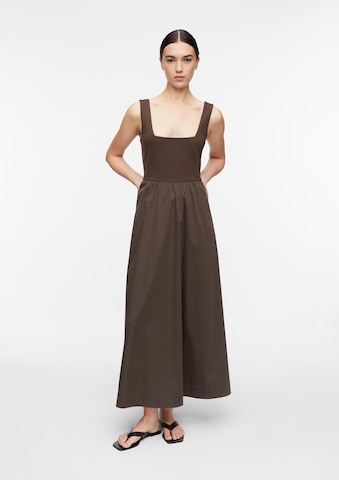 COMMA Jurk in Bruin: voorkant