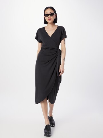 Rochie de la Monki pe negru