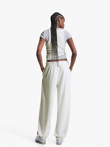 Bershka Дънки Tapered Leg Панталон в сиво