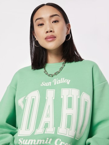 Gina Tricot Sweatshirt 'Riley' in Groen