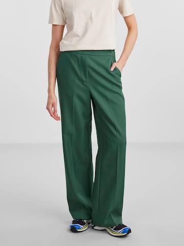 Loosefit Pantaloni con piega frontale 'NEVA' di PIECES in verde: frontale