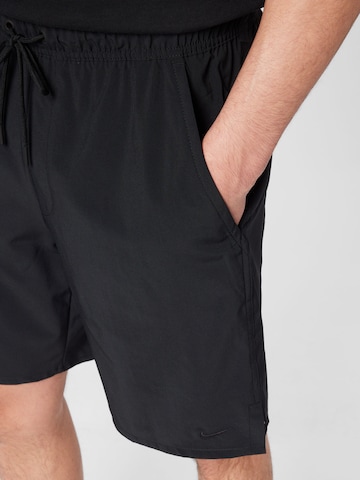 NIKE Regular Sportshorts in Schwarz