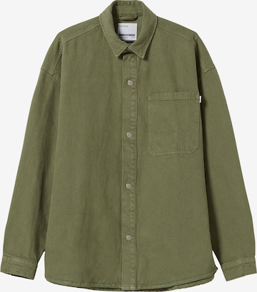 Bershka Regular fit Button Up Shirt in Green: front