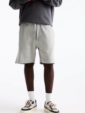 Pull&Bear Regular Shorts in Grau