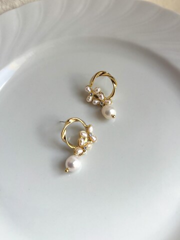 Kamakula Earrings 'Floral Pearl' in Gold