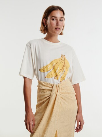 EDITED T-shirt 'Dela' i beige: framsida