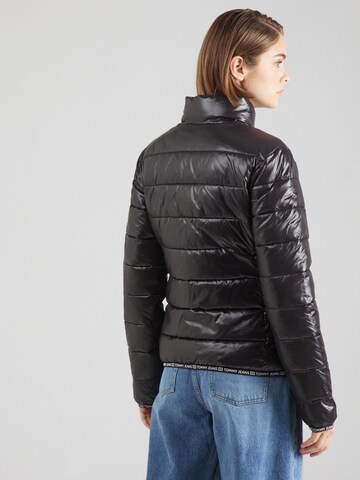 Tommy Jeans Övergångsjacka 'ESSENTIAL' i svart