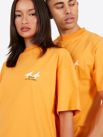 T-Shirt Legacy Studios en orange