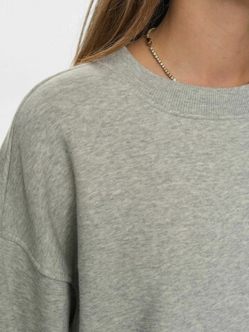 Sweat-shirt 'Nubissa' NÜMPH en gris