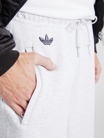 ADIDAS ORIGINALS - Pierna ancha Pantalón en gris