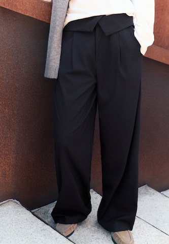 Wide leg Pantaloni cutați de la Pull&Bear pe negru: față