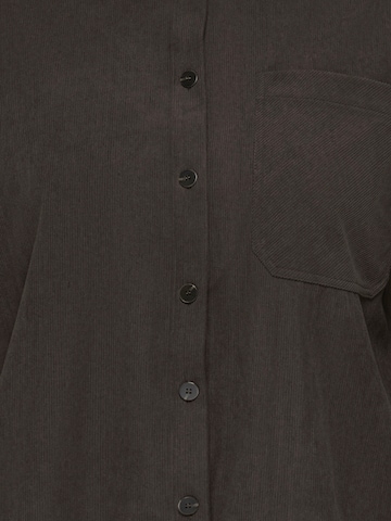 ONLY Carmakoma - Blusa en marrón