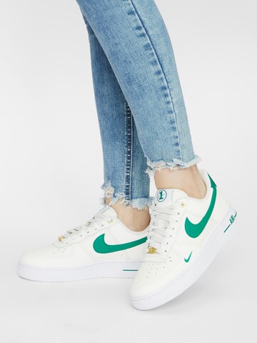 Nike Sportswear Низкие кроссовки 'AIR FORCE 1 07 SE' в Белый: спереди
