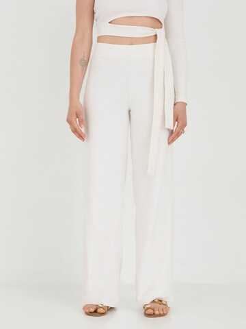 ABOUT YOU x Sofia Tsakiridou Wide leg Pants 'Leni' in White: front