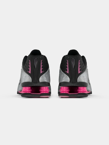 Nike Sportswear Tenisky 'Shox R4' – černá