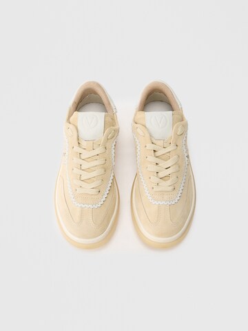Baskets basses 'GLOSSY' Valentino Shoes en beige
