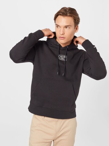 Sweat-shirt Calvin Klein en noir : devant