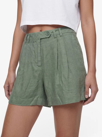 VERO MODA Regular Pleat-Front Pants 'VMLAICA' in Green