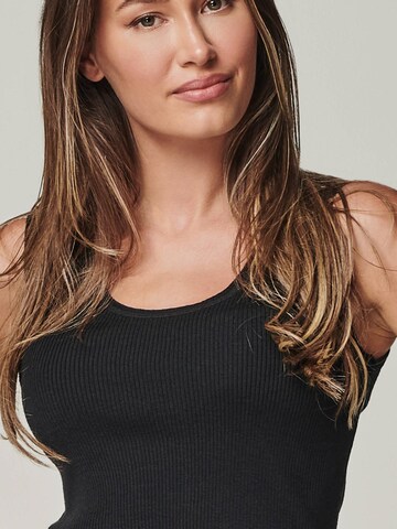 YOU LOOK PERFECT Sticktop 'TOP BLOSSOM - Geripptes Merino Top mit Rundhals' in Schwarz