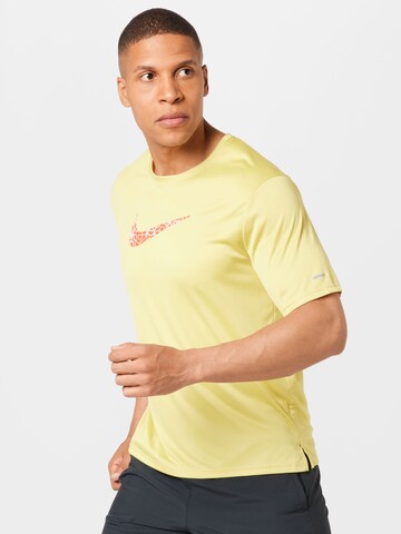 T-Shirt fonctionnel 'Miler' NIKE en jaune : devant