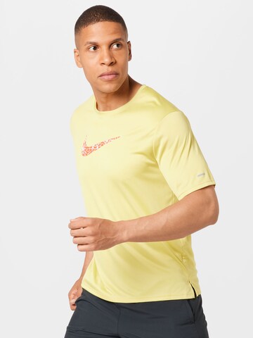 NIKE Funkční tričko 'Miler' – žlutá: přední strana