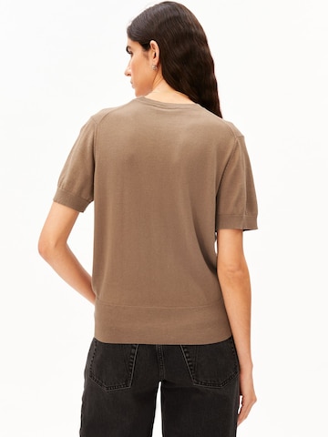 ARMEDANGELS T-Shirt FINE KNIT in Braun: Vorderseite