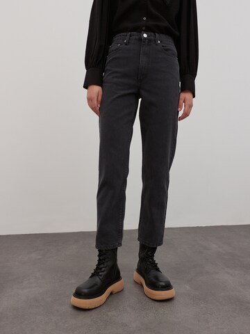 EDITED Regular Jeans 'Pepin' in Schwarz: predná strana