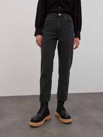 EDITED Regular Jeans 'Pepin' i svart: forside