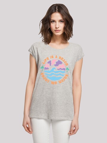 F4NT4STIC Shirt 'Life Is A Beach Enjoy The Waves' in Grijs: voorkant