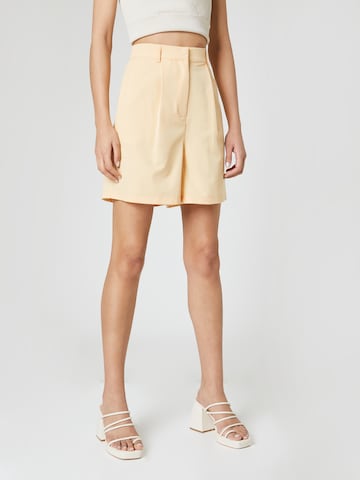 Guido Maria Kretschmer Collection Regular Pleat-Front Pants 'Diana' in Yellow: front