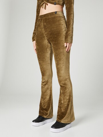 VIERVIER Flared Trousers 'Luna' in Brown: front