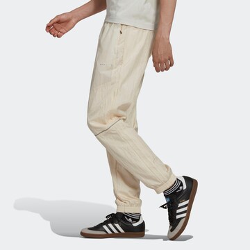 ADIDAS ORIGINALS Tapered Broek 'Reveal Material Mix' in Wit